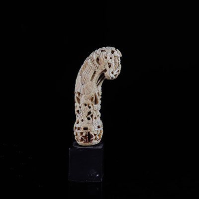 Asie manche de couteau (kriss) ivoire finement sculpté et ajouré 19ème 