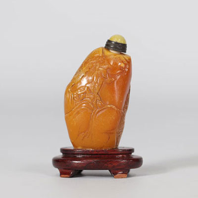 Snuffbox in yellow stone carved with landscapes from the Chinese Republic period (1912 - 1949)
