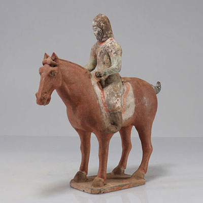CHINE - Époque TANG (618-907) Cavalière à cheval à l'arrêt Terre cuite à traces d'engobe blanc et polychromie,