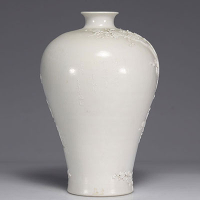 Chinese white Meiping vase decorated with peacocks