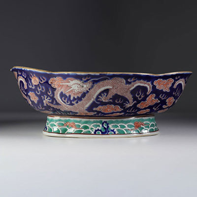 Plat en porcelaine décor de dragon ,marque et époque Jiaqing .Chine début 19ème .