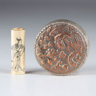 Chine sceau a décor de personnage et inscription (joint une boîte décorée d'un phénix)