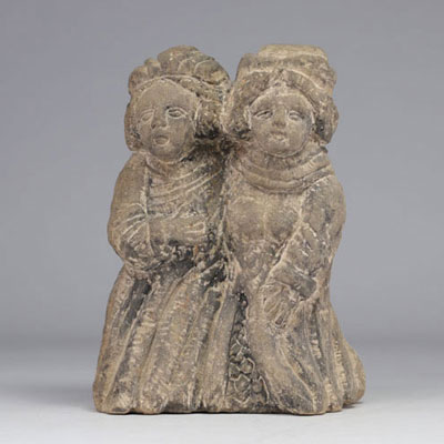 Statue en pierre en forme de deux personnages