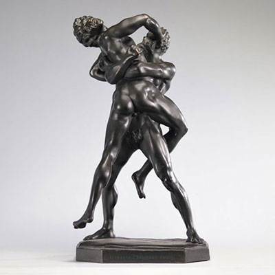 Groupe représentant Hercule et Antée en bronze de patine noire sur un socle triangulaire,
