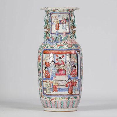 Vase balustre famille rose à décor de personnages et de fleurs du XIXe siècle