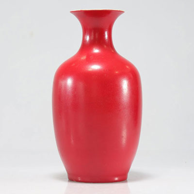 Vase monochrome rouge marque de Qianlong