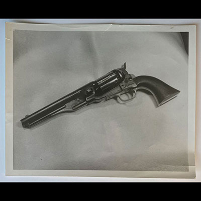 Andy WARHOL (USA, 1928-1987) Revolver Gun. Tirage photo. Cachet sec 