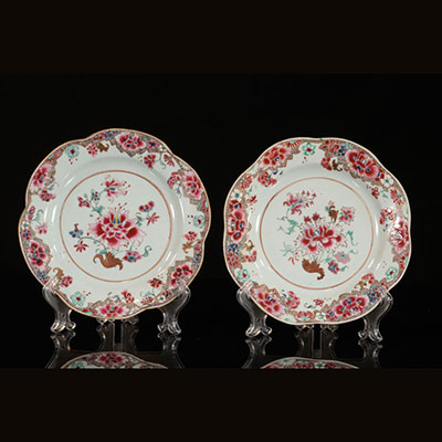 Chine - paire d'assiettes en porcelaine à décor floral de la famille rose époque Yongzheng égrenures