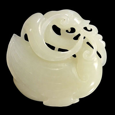 White jade carved in the shape of a swan from the Qing period (清朝)