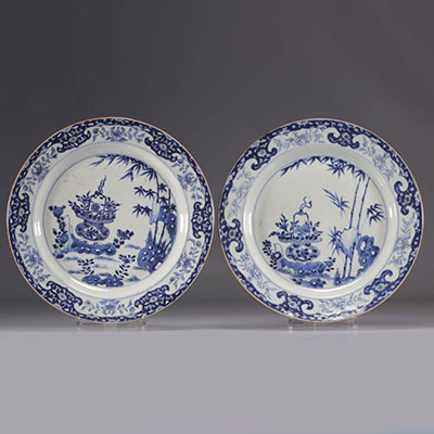 (2) Paire de grandes assiettes en porcelaine blanc et bleu à décor panier fleuris provenant de Chine du XVIIIe siècle