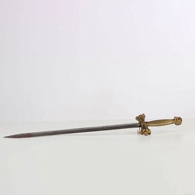 Dague franc-maçon , la garde en bronze ciselé .