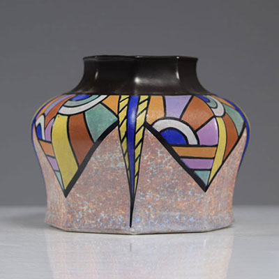 ANTOINE DUBOIS (1869-1949) Vase Art Déco céramique émaillée à décor peint de motifs géométriques.