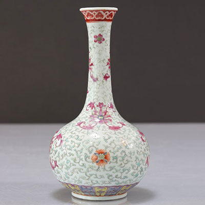 Somptueux vase en porcelaine famille rose marque de Qianlong