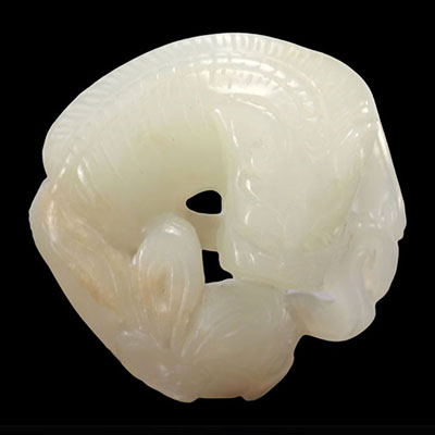 White jade carved in the shape of a lion from Qing period (清朝)