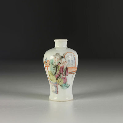 Tabatière en porcelaine famille rose.Chine XIXème. 