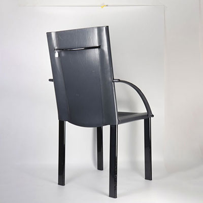 Matteo Grassi suite de 4 chaises Piètement métallique noir, assises et dossiers en cuir gris, signées à l'arrière 20ème