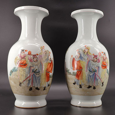 Paire de vases en porcelaine de chine période république à décor de personnages
