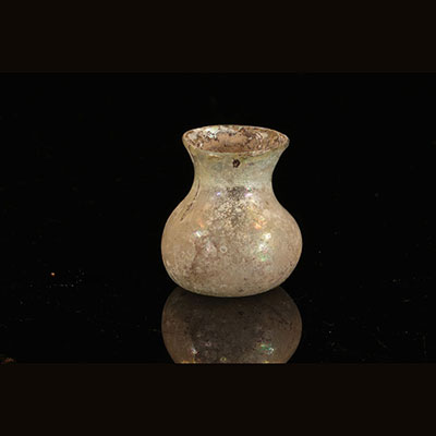 Vase en verre irisé de la période romaine