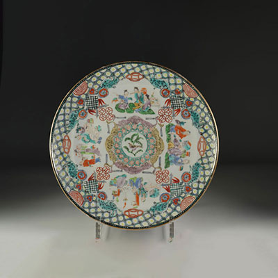 Enamel porcelain plate from Guandong. Nineteenth China.