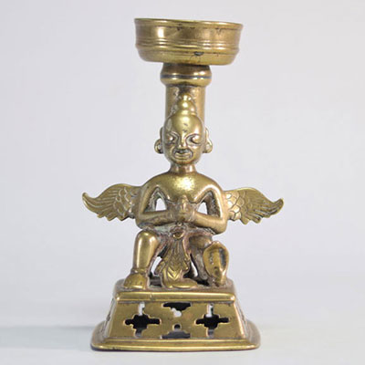 Bougeoir en bronze formant un personnage ailé provenant d'Inde du XVIIIe siècle