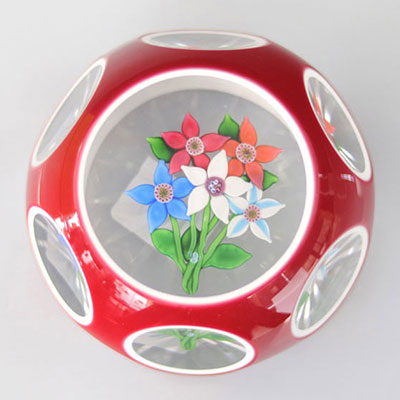 Saint-Louis paperweight 1977 - bouquet of 5 flowers, red and white double overlay, 450 faceted pieces at the top starry background