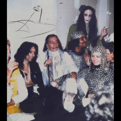 Andy Warhol & Salvador Dali. Circa 1972. Photographie original de Salvador Dali et Alice Cooper réalisé par Andy Warhol. Signée «Dali» en haut à gauche. Certificat «The Andy Warhol Foundation for the Visual arts». Photo référencé 02/F10.