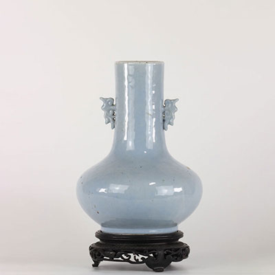 Vase en porcelaine de chine poudré bleu ciel marque et époque Kangxi