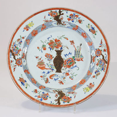 China large plate 18th decorated with flowers and furniture