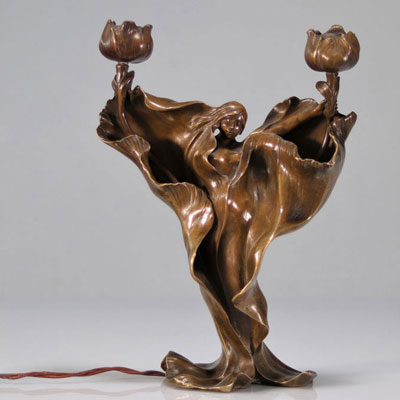 Anton Nelson (1880-1910) Lampe représentant une femme portant deux flambeaux en bronze vers1900
