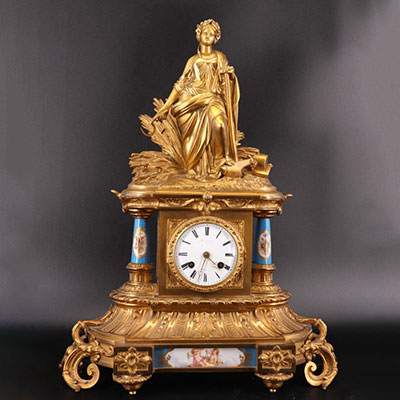 Pendulum in gilded bronze and Sèvres porcelain