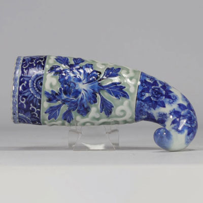 Chine - corne d'abondance en porcelaine blanche et bleue.