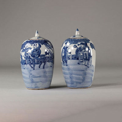 Chine paire de potiches couverte blanc bleu à décor de personnages marque sous la pièce époque Qing