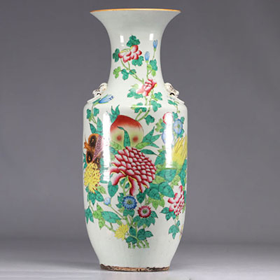 Vase en porcelaine de chine famille rose à décor de fleurs et pêche du XIXe siècle