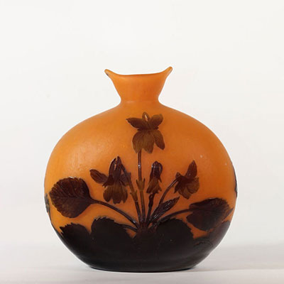 Delatte vase dégagé à l'acide à décor de violettes
