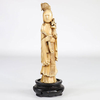 Chinese ivory statuette of an Imortelle, 18th C.