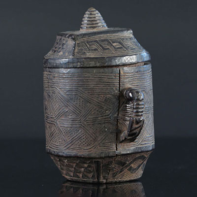 Kuba RDC box carved with geometric shapes