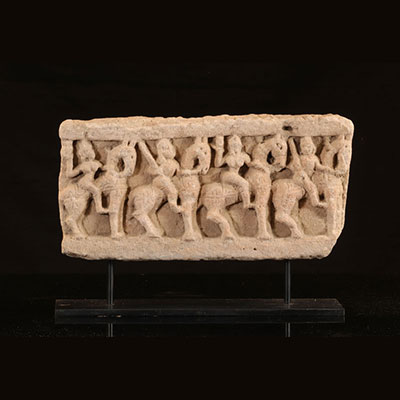 Frieze of a sculpted sandstone group representing 4 horsemen in high relief - India - 18th / 19th century