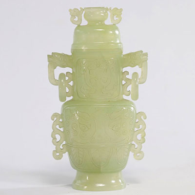 Vase en jade vert clair sculpté de décor archaïsant d'époque Qing (清朝)