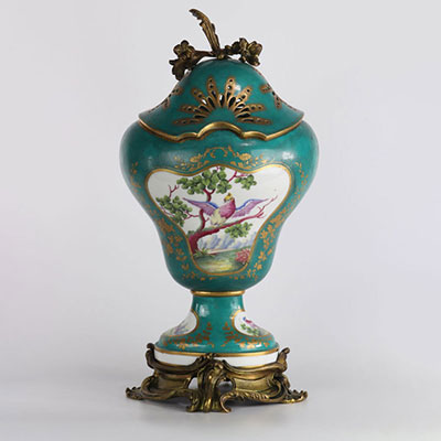 Vase pot-pourri couvert en porcelaine de Sèvres Hébert (joint un certificat )