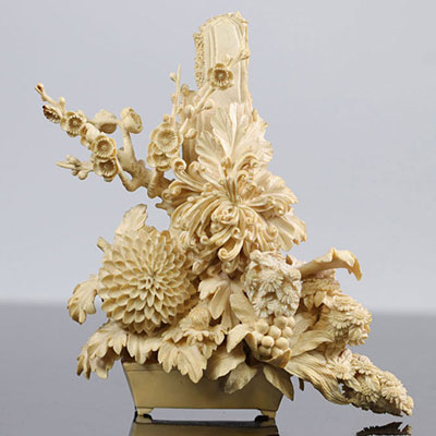Japon époque Meiji sculpture vase fleuris très finement sculpté