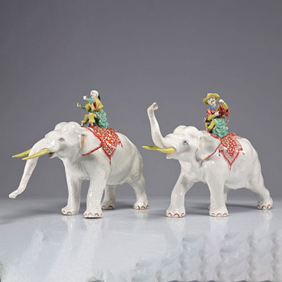 Paire d'éléphants en porcelaine XIXème