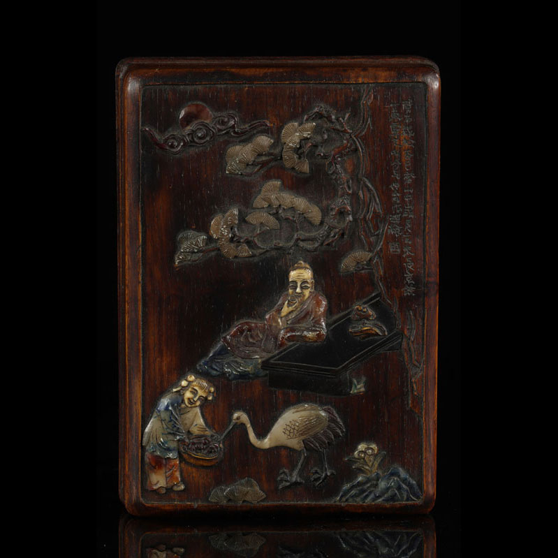 Boîte en bois, incrustations de pierres dures naturelles et nacre, signature et poème. CHINE, époque Qing. 
