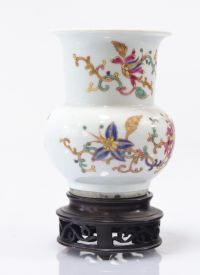 Paire de vases en porcelaine de la famille rose époque Qing