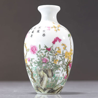 Vase en porcelaine à décor de fleurs marque Qianlong époque république