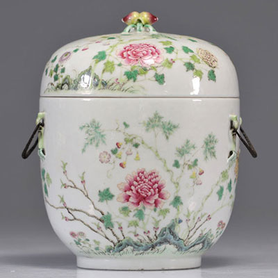 Terrine en porcelaine de la famille rose très fin décor de fleurs du XIXe siècle