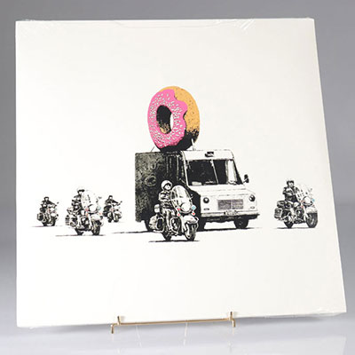 Banksy (d'après) - Donut Strawberry - Boys In Blue - Thick As Thieves Couverture vinyle & disque vinyle sérigraphié recto et verso. Excellent état, neuf et scellé. scellé. Edition limitée et numér