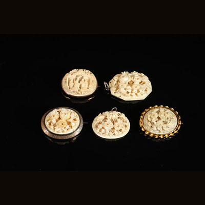 Lot of 5 very finely carved Canton ivory pendant, 19th century gold mount
