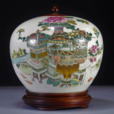 Potiche couverte en porcelaine de chine vers 1900