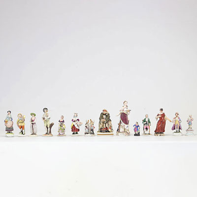 Lot (15) figurines en porcelaine miniature