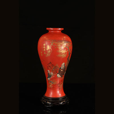 Vase en laque corail à décor de personnages